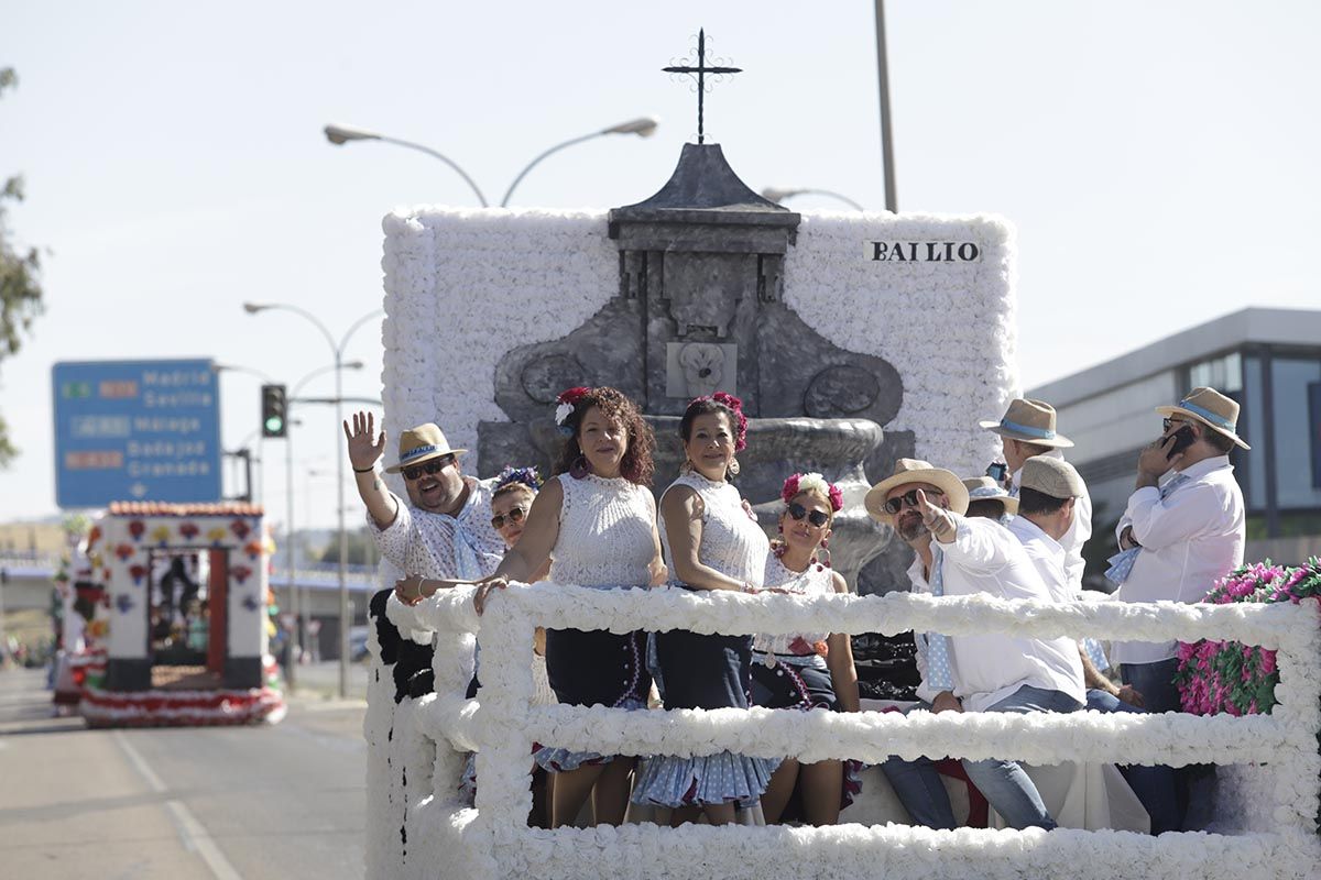 Color y alegría camino del santuario: imágenes de la romería de la Virgen de Linares