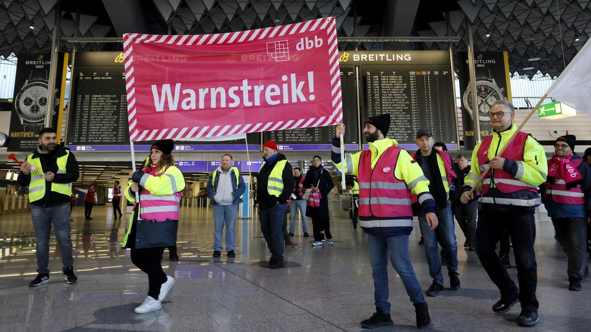 Alemania se para el lunes por una huelga a gran escala que los sindicatos han convocado en todo el transporte. Los trabajadores del sector público elevan la presión para exigir subidas del 10,5% para compensar la elevada inflación