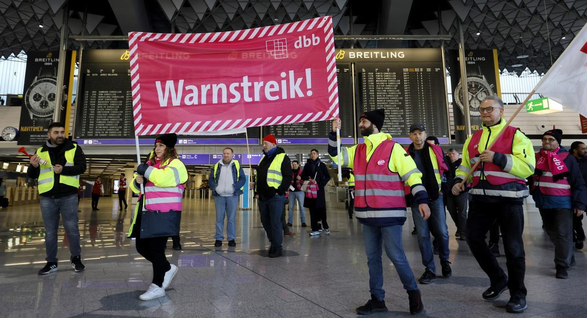 Alemania se para el lunes por una huelga a gran escala que los sindicatos han convocado en todo el transporte. Los trabajadores del sector público elevan la presión para exigir subidas del 10,5% para compensar la elevada inflación