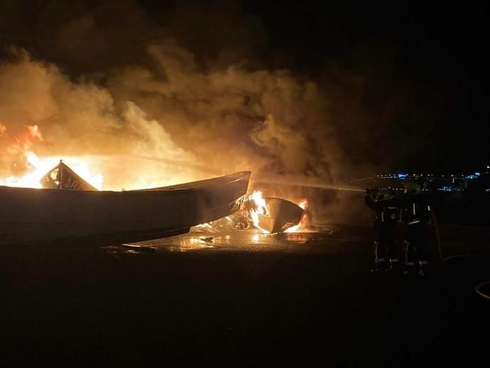 Arden los cayucos del puerto de Arguineguín
