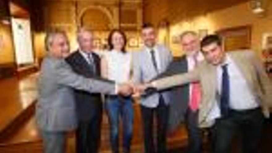 Carles Ribas, Albert Piñera, Marta Madrenas, Santi Vila, Jusèp Boya i Francesc Ten celebrant l&#039;acord.