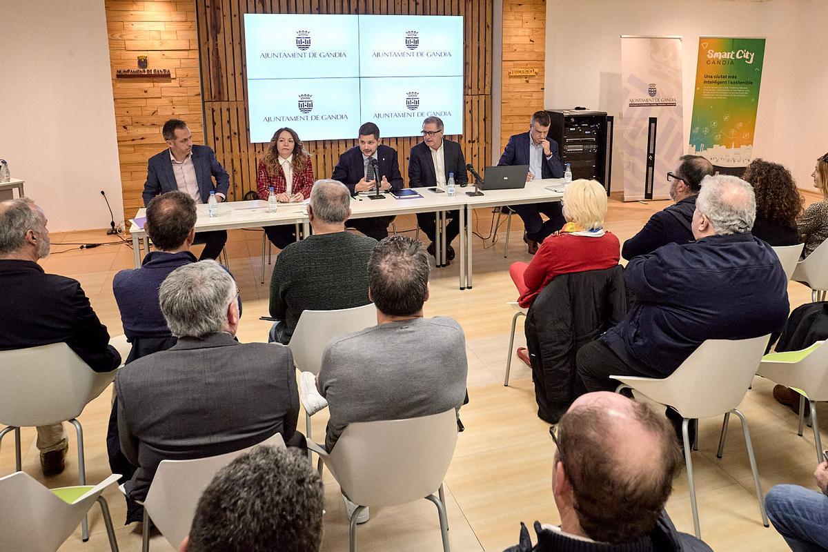 Un instante de la jornada mantenida este jueves por el alcalde y varios miembros del Gobierno local.
