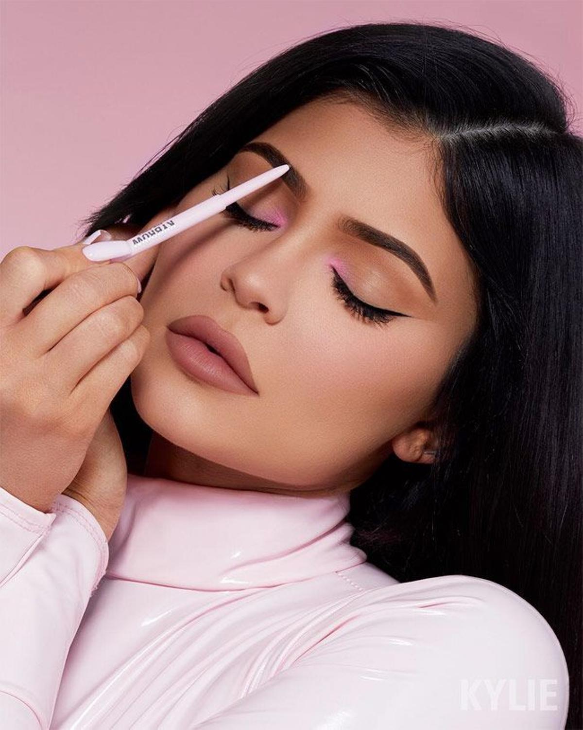 Las cejas perfectas de Kylie Jenner gracias al maquillaje de Kylie Cosmetics