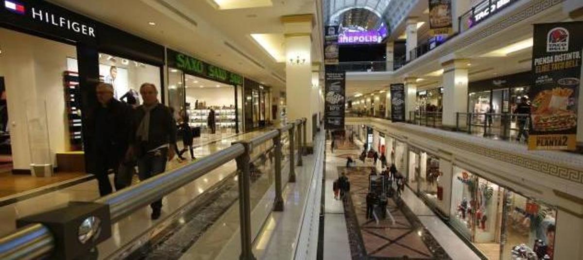 Un juzgado permite a los centros comerciales abrir los domingos en un nuevo revés para el tripartito