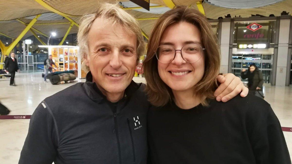 Jesús Calleja y Sandra Barneda en el Aeropuerto de Madrid-Barajas