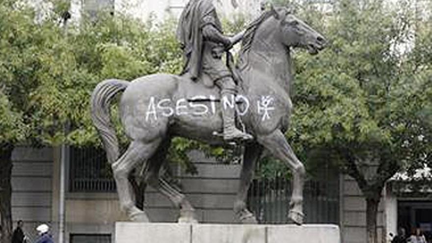 La estatua de Hernán Cortés que aparece pintada con la palabra asesino ya está limpia