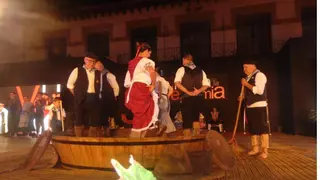 1.200 kilos de uva se convierten en vino en la Ofrenda de Uvas y Pisa del Primer Mosto