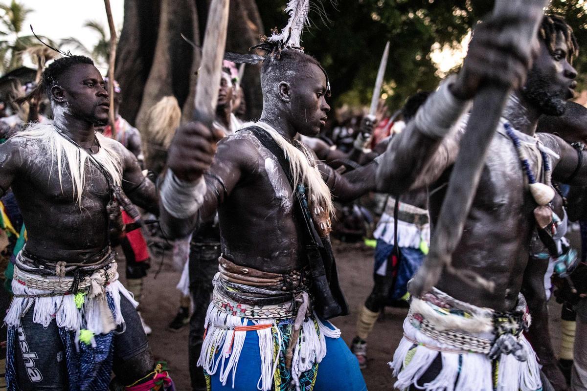 Jóvenes, vestidos con sus trajes tradicionales, asisten a una ceremonia que marca el final del proceso de iniciación anual para hombres jóvenes en Kabrousse, Senegal.