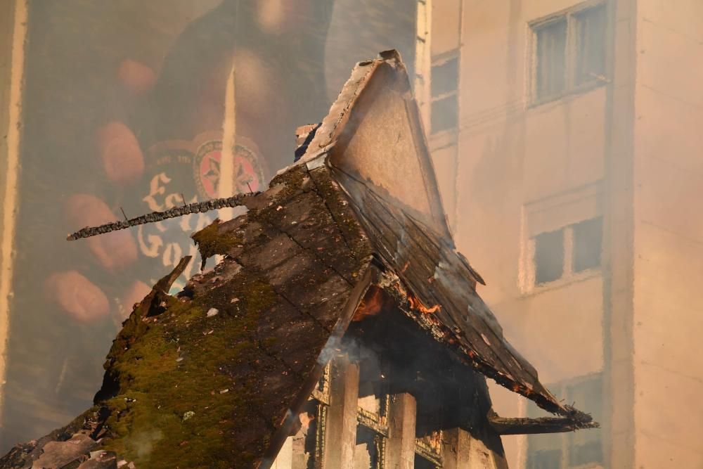 Arde la casa Carnicero en A Pasaxe