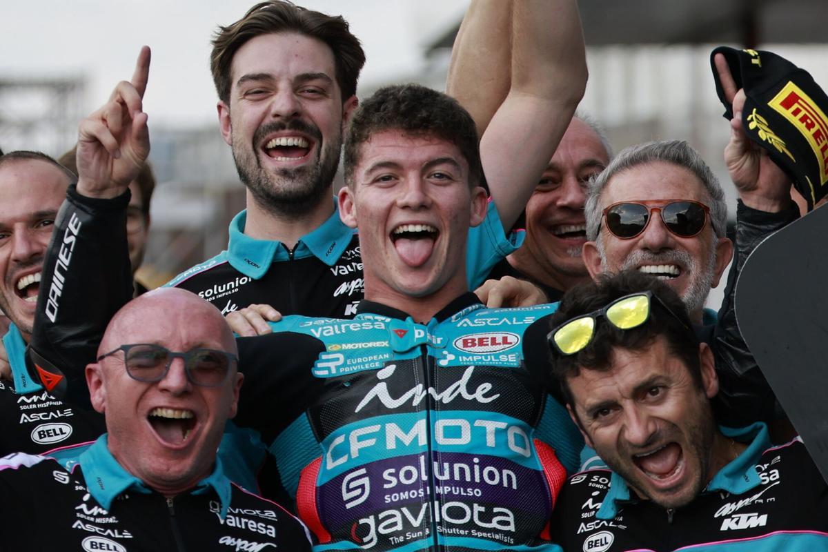 Holgado celebra con su equipo