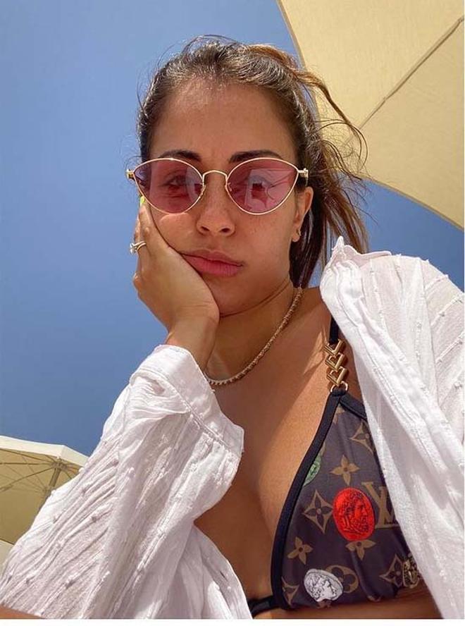 Hiba Abouk posa, muy natural, en la playa con bikini de Louis Vuitton y pelo secado al aire