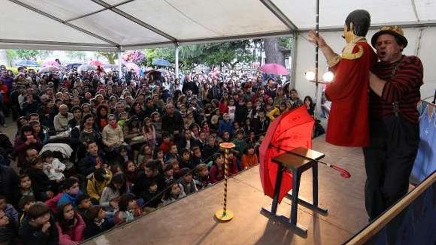 Títeres en Redondela y Festa do Ovo en Pazos congregan a miles de personas