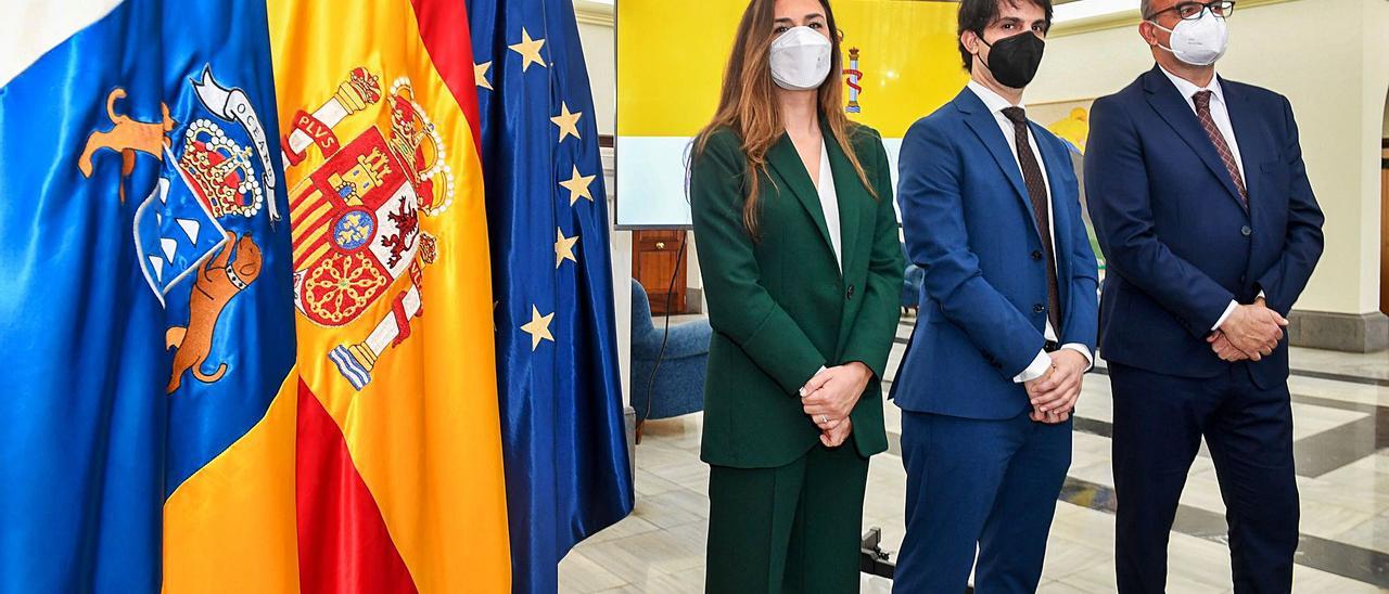 La vicepresidenta y el presidente de la ZEC, María José Miranda y Pablo Hernández, junto al delegado del Gobierno en Canarias, Anselmo Pestana. | | JUAN CARLOS CASTRO