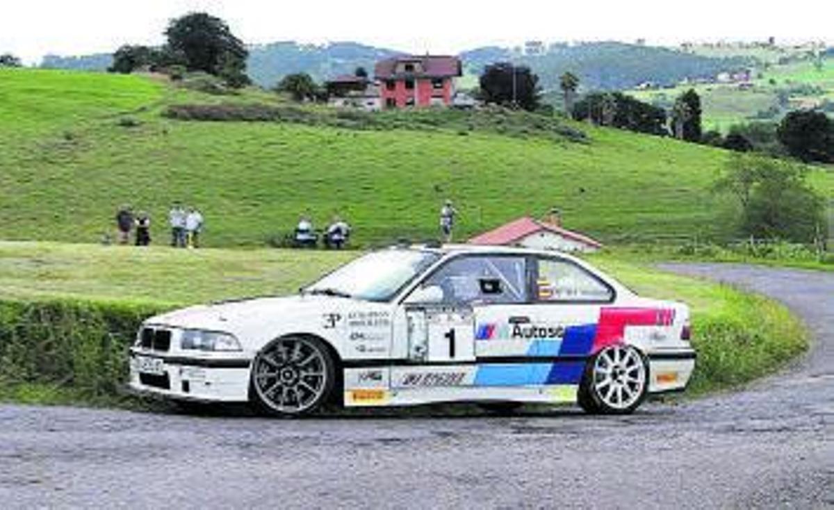 Manuel Muniente, en su BMW M3, ayer, durante el rally. | J. B. D.