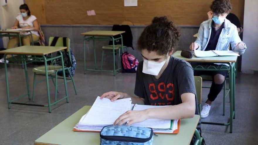 Estudiantes de 2º de Bachillerato, ayer en la vuelta a clase en un instituto de Santiago. // Xoán Álvarez