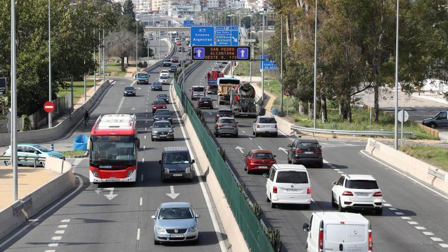 Vehículos transitan por la autovía A-7 entre Puerto Banús y San Pedro.