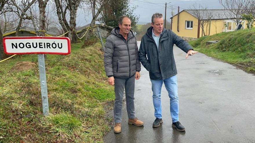 Marcos Líndez, a la derecha, con el alcalde de Grandas de Salime, Eustaquio Revilla, revisando una pista en Nogueiróu. | R. T. C.