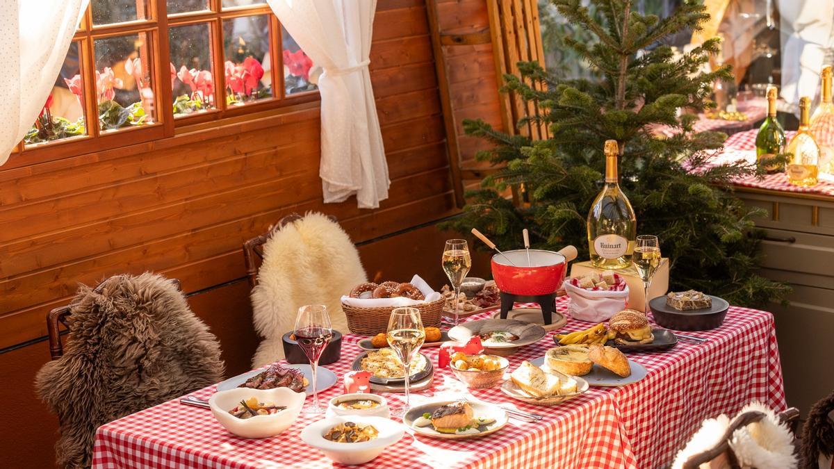 El interior de El Chalet El Palace, que recrea la decoración de una cabaña alpina.