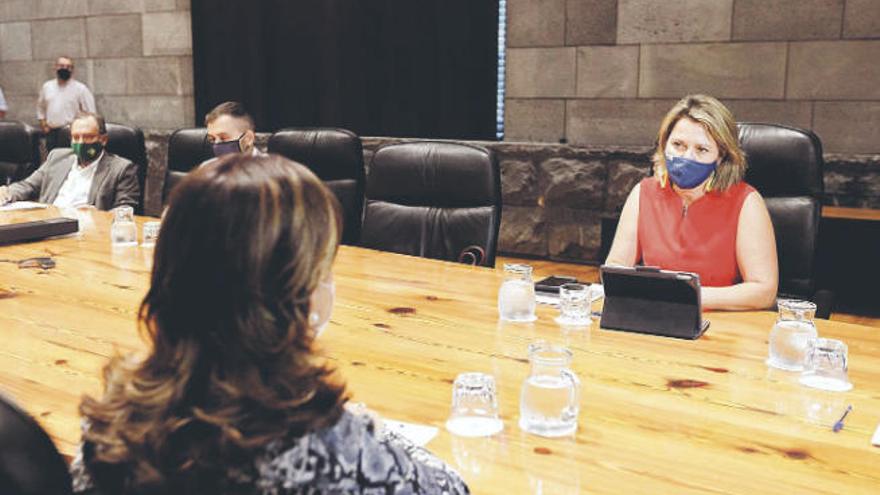 Alicia Vanoostende con la presidenta de la Asociación de Agricultores y Ganaderos (Asaga), Ángela Delgado, ayer.