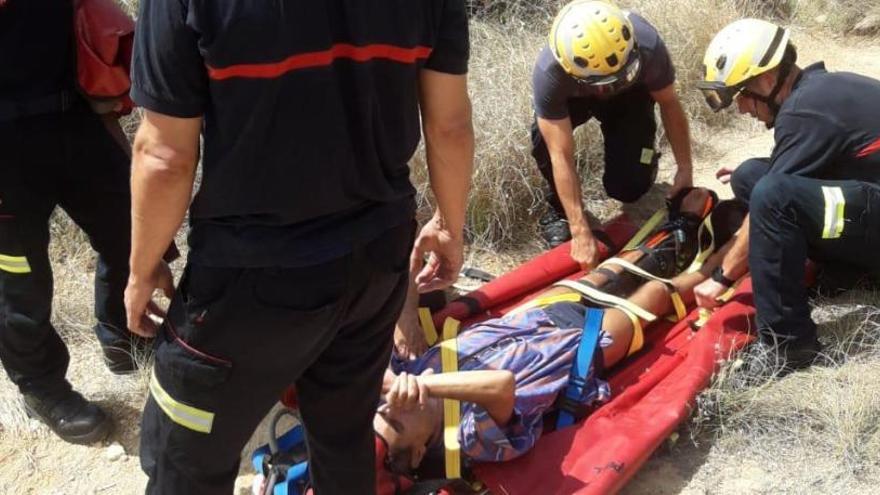 Los bomberos del SPEIS socorren a un hombre en Cala Cantalar