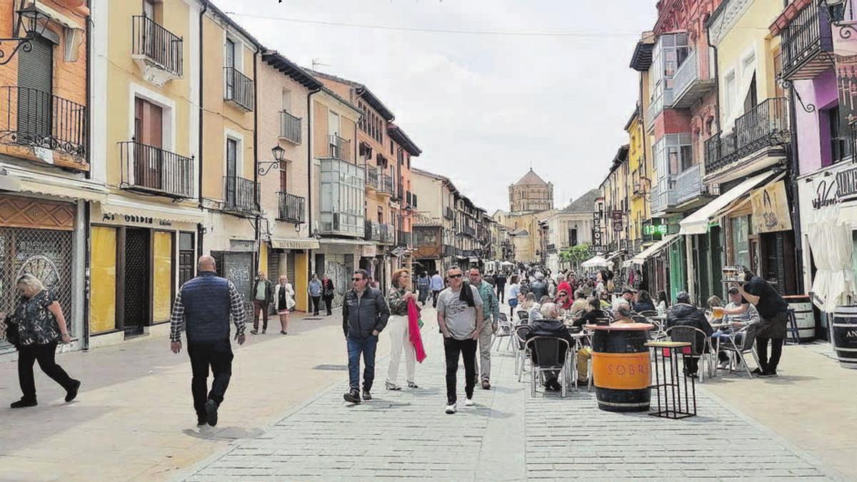 Vecinos y turistas pasean por la Plaza Mayor, centro neurálgico de la actividad comercial y hostelera de Toro.