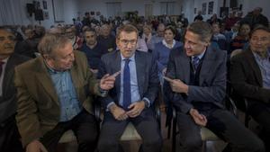 Alberto Núñez Feijóo (centro) y Xavier García Albiol, este martes, en un acto de campaña en Barcelona.