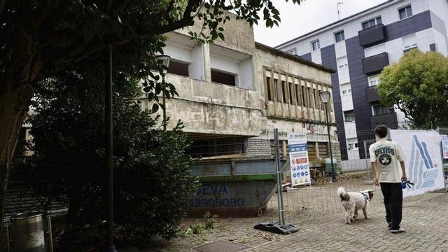 El Hogar del Productor de Ceares, ayer, vallado de cara a las obras de rehabilitación.