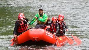 Tomàs Molina y Diana Riba (ERC) haciendo rafting en campaña.