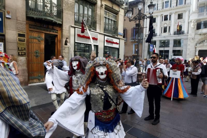 El Eifolk llena el centro de Zaragoza de música y danzas