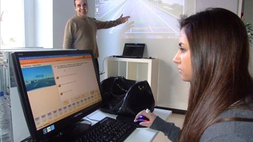 Alumna en una autoescuela de Castellón realizando exámenes teóricos del coche.