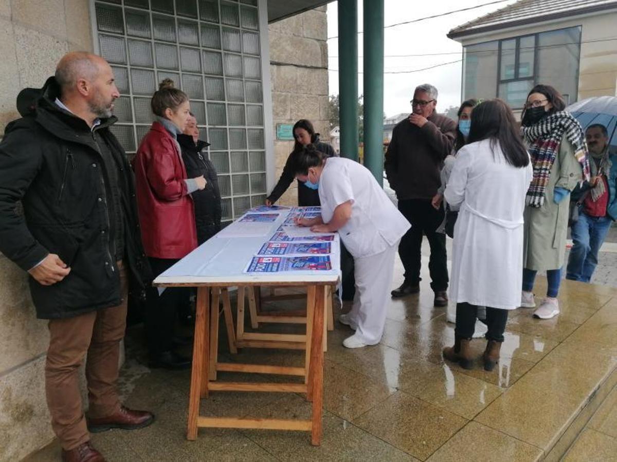 Personal sanitario y ciudadanos firman la ILP en Poio. |   // FDV