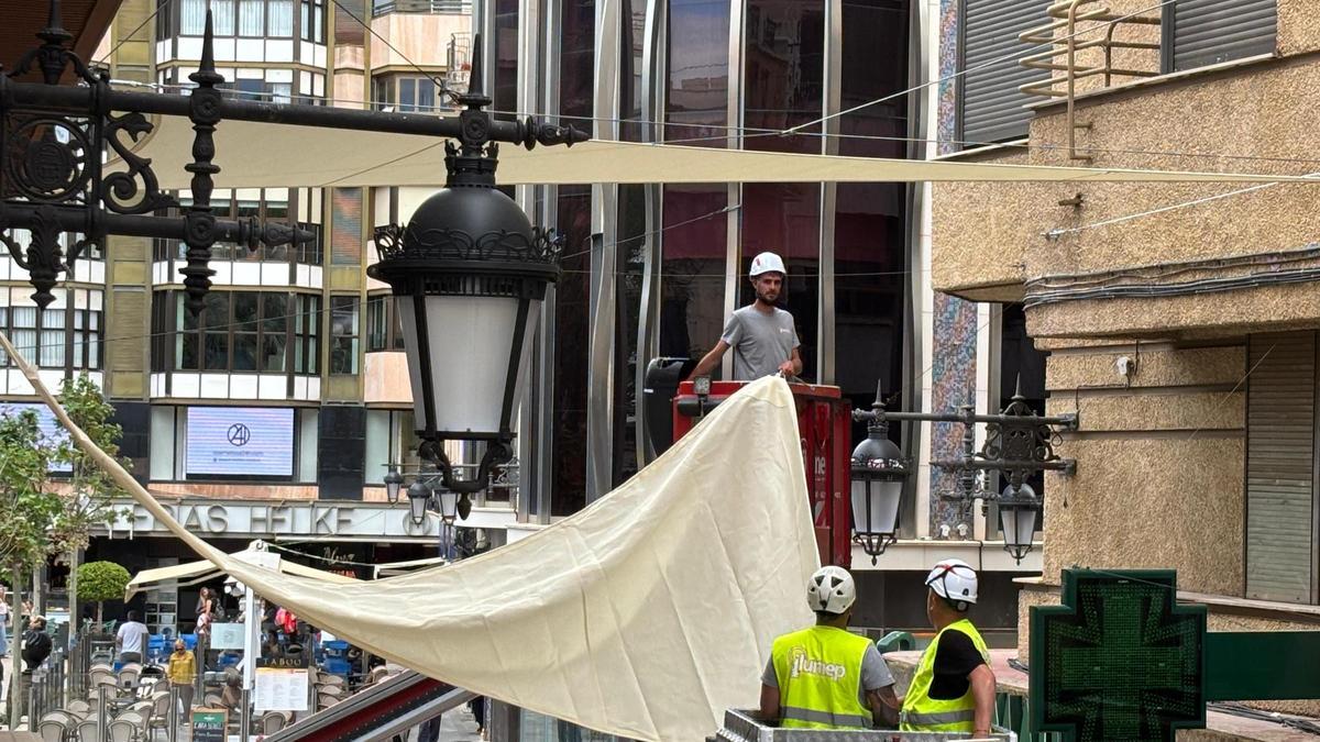 Los operarios instalan los últimos toldos en la calle Obispo Tormo este lunes