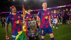 La euforia de Lewandowski con la afición alzando el trofeo de LaLiga