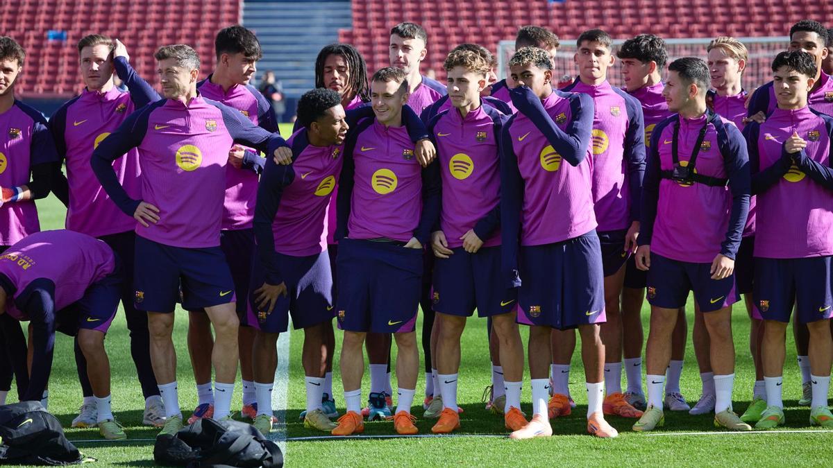 Los jugadores del Barça durante la sesión de entrenamiento en el Spotify Camp Nou