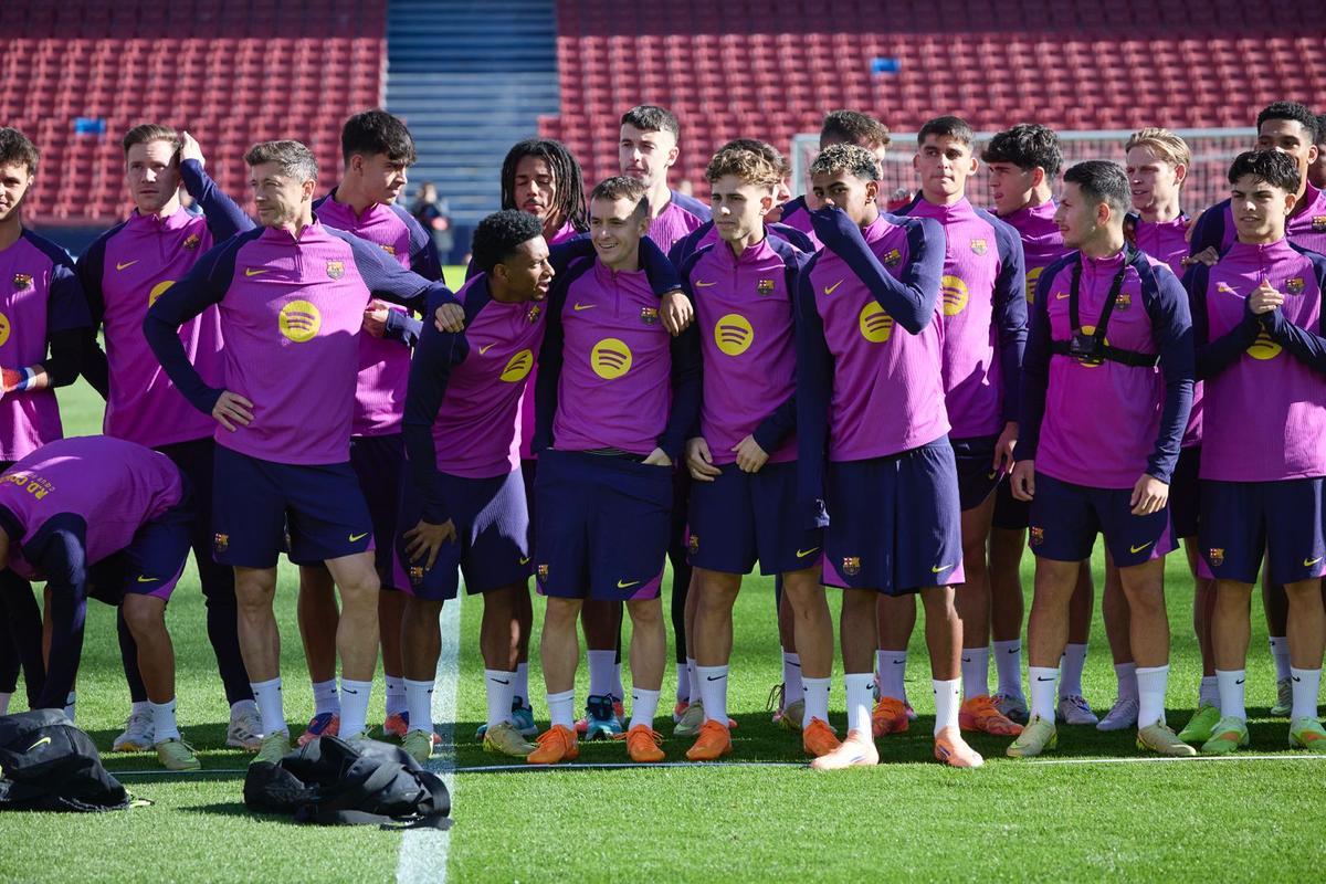 Los jugadores del Barça durante la sesión de entrenamiento en el Spotify Camp Nou