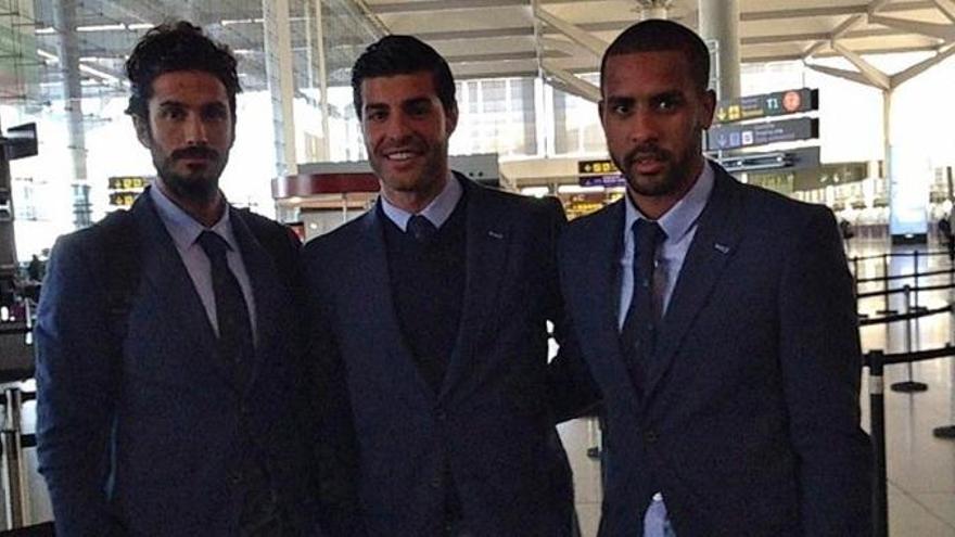 El Málaga CF, en el aeropuerto estrenando trajes.