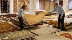 Mercè Guilló Lledó y Felip Lloses, en una de las plantas de la gigante tienda de plaza Urquinaona.