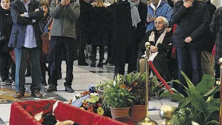 Imagen de la capilla ardiente de Bertolucci, ayer, en Roma. // AFP