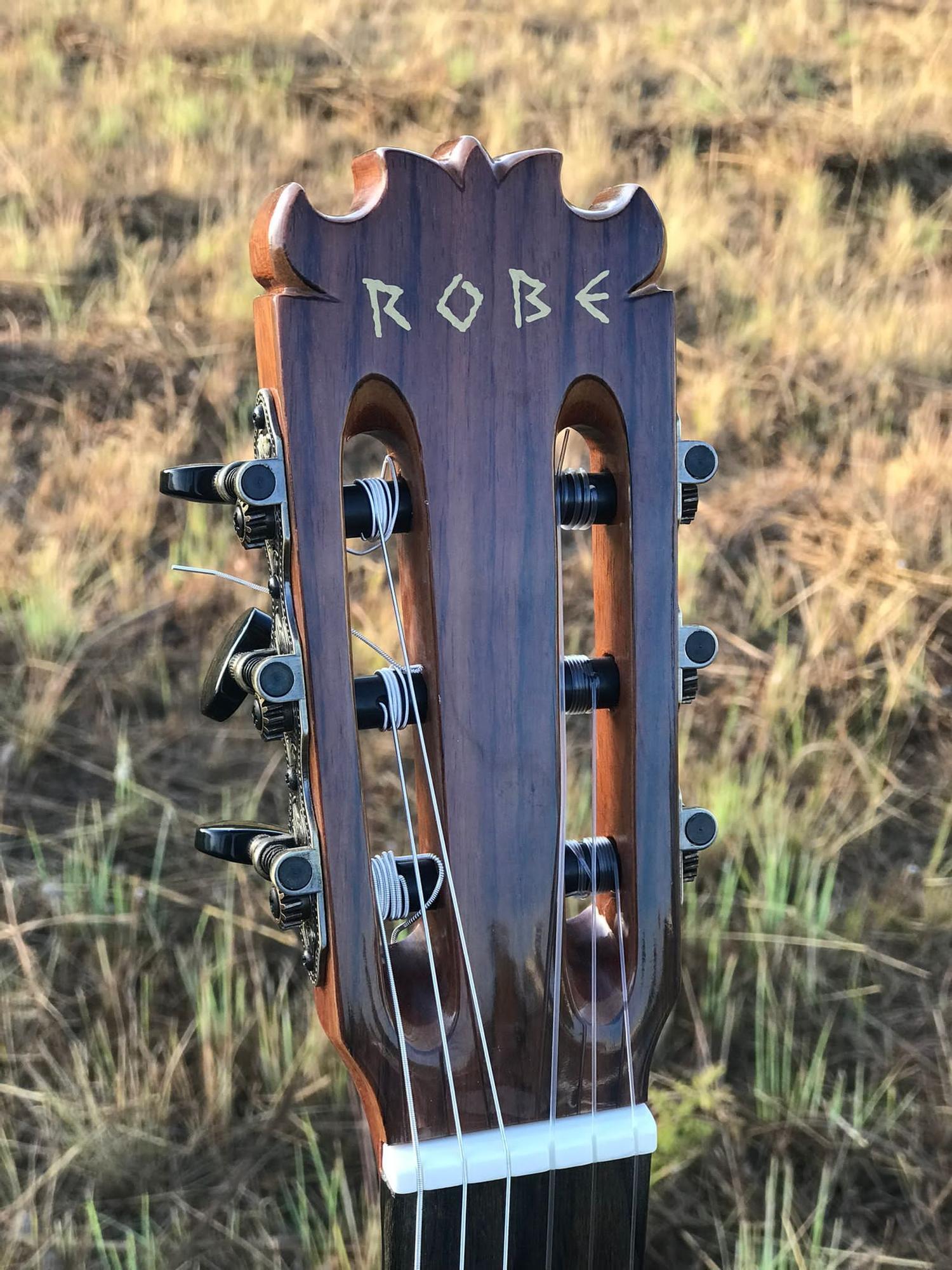 Detalle del nombre de Robe grabado en la guitarra