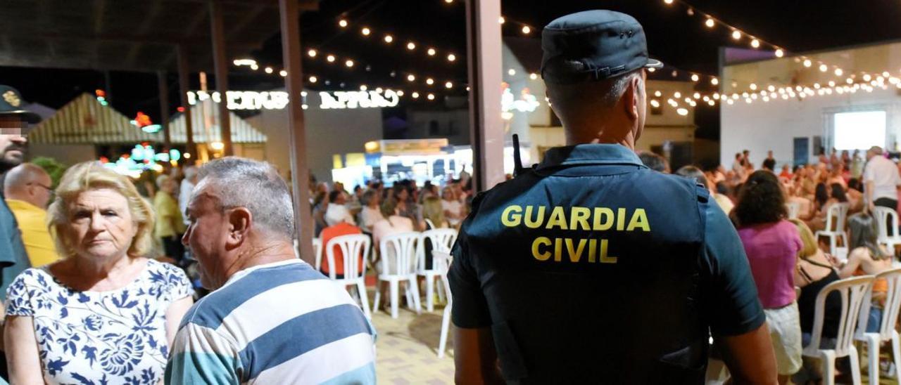 Agentes de la Guardia Civil de Córdoba, en una caseta durante una de las ferias de este verano.