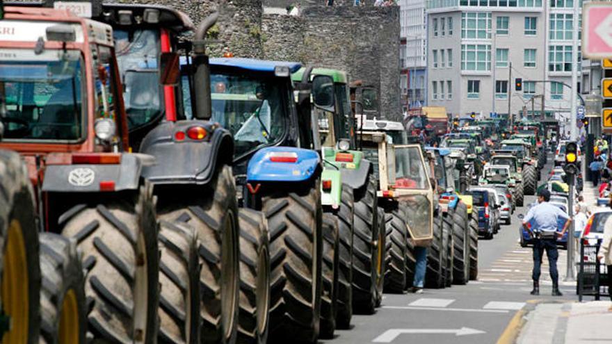 Tractores en una protesta en Lugo durante el verano // J.M.CASTRO