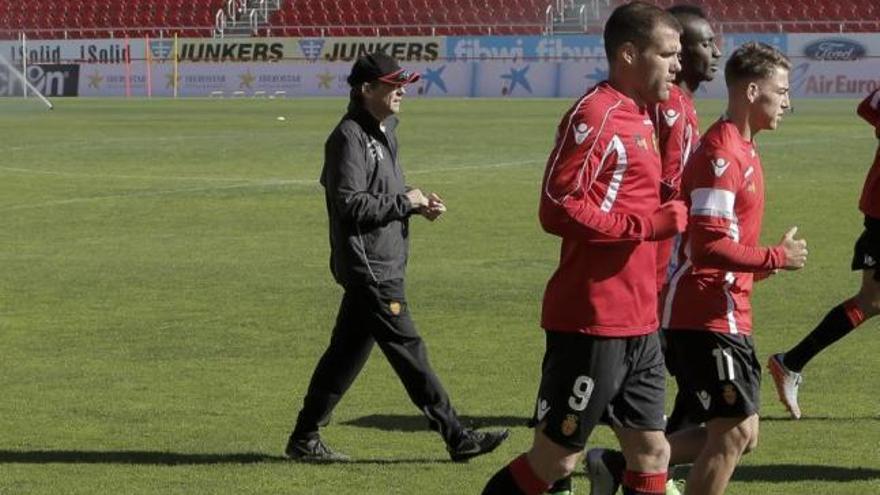 Fernando Vázquez, en un entrenamiento en Son Moix.