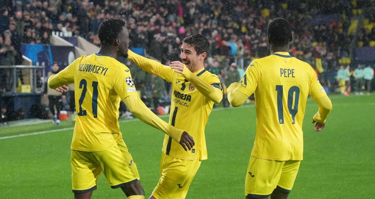 Santi Comesaña (c) y Nico Pepe (d) felicitan a Tani Oluwaseyi tras su gol anotado ante el Ajax en Champions.