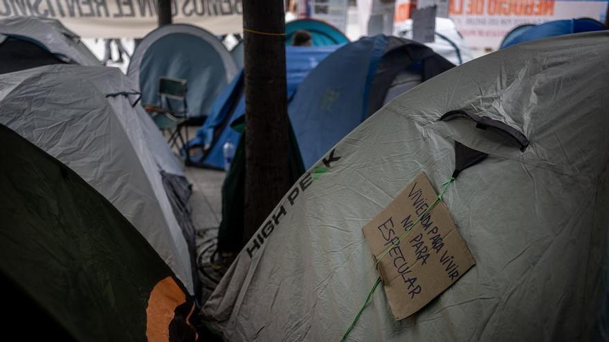 VÍDEO | La acampada por la vivienda en Zaragoza deja atrás dos noches de lucha con más de 130 tiendas