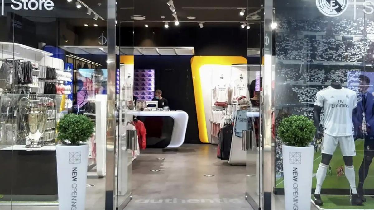 Fachada de una de las tiendas del Real Madrid.