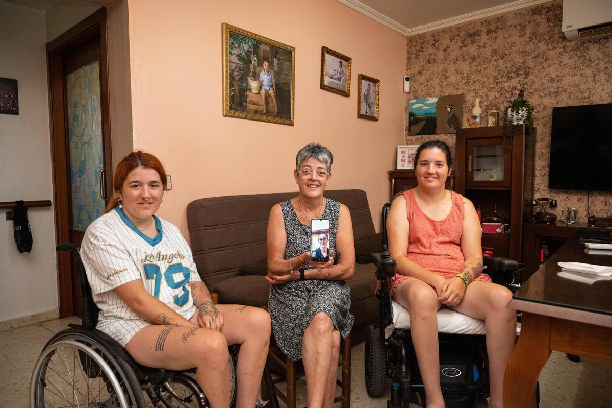 Miembros de la familia Márquez en su domicilio en Alvarado. De izquierda a derecha: Laura, Rosario Torres y Noelia. En el móvil, Tamara