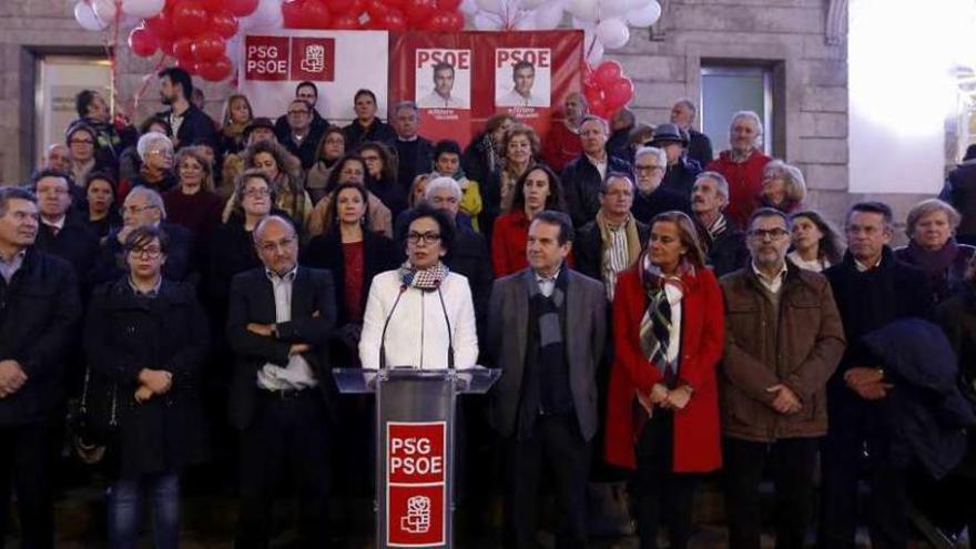 Lola Galovart, ante el MARCO, arropada por el alcalde vigués y otros cargos del PSOE. // R. Grobas