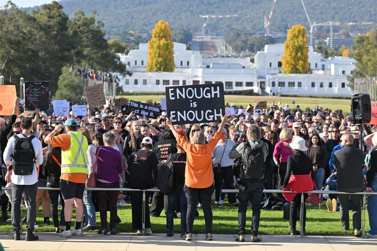 Protesta multitudinaria ante el Parlamento australiano