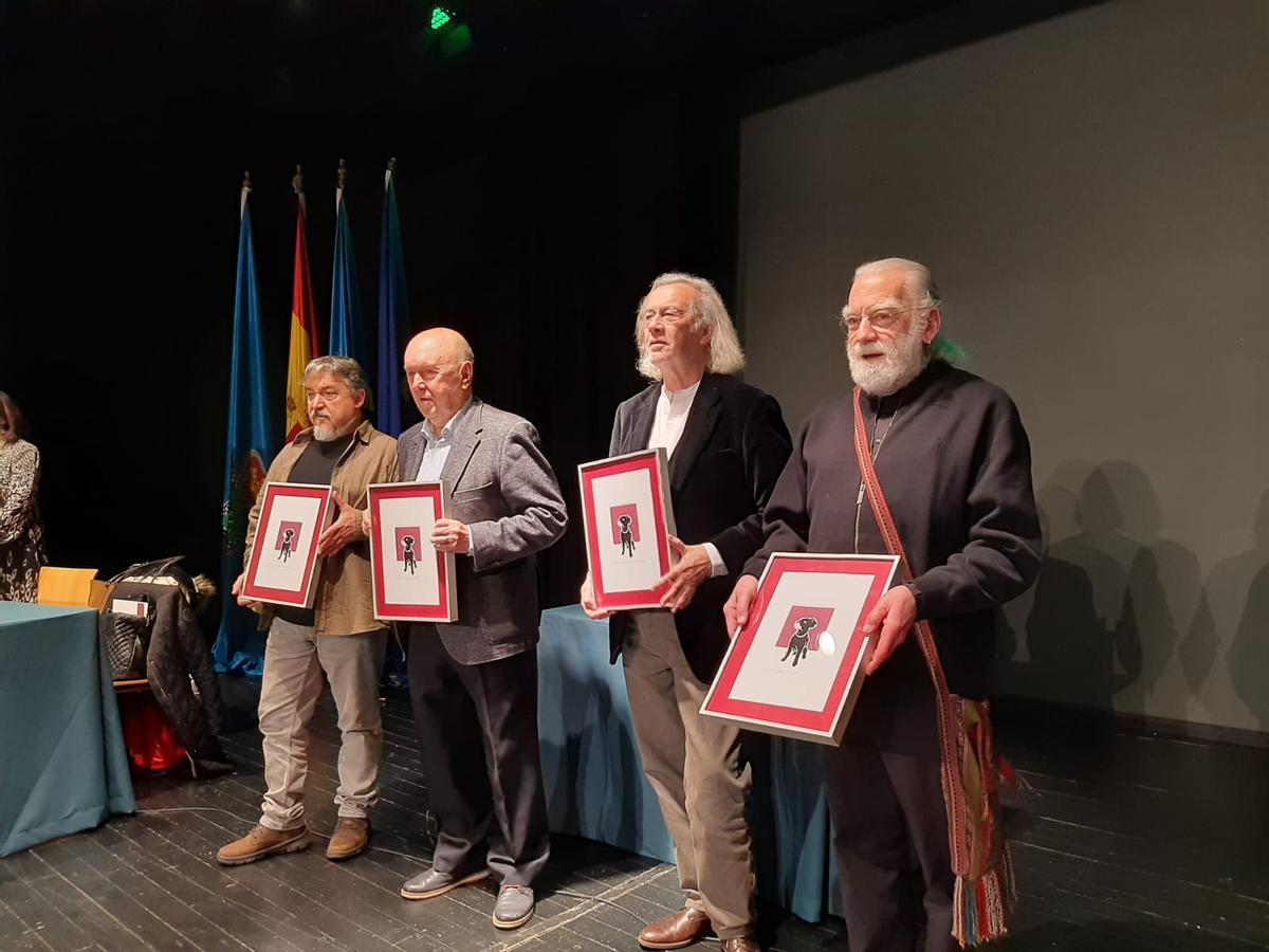 Por la izquierda, Tomás Corominas, Pepe Rionda, Fernando Beltrán y Vicente Díez Faixat, con sus premios