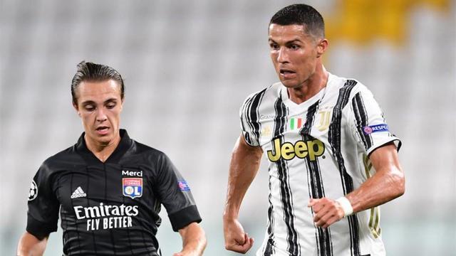 Caqueret, junto a Cristiano Ronaldo